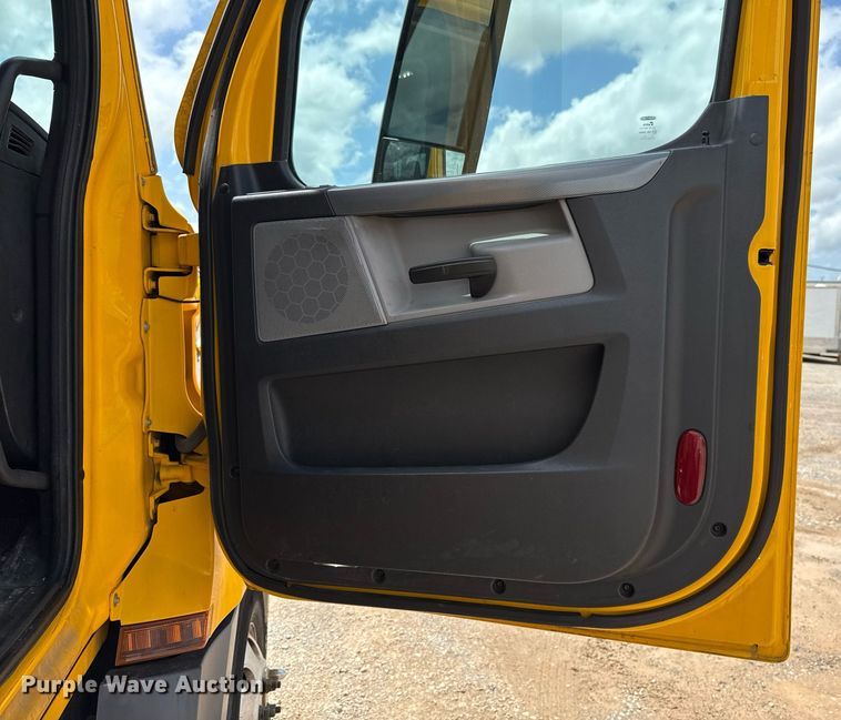 image for item EJ4832 2021 Freightliner Cascadia 126 semi truck