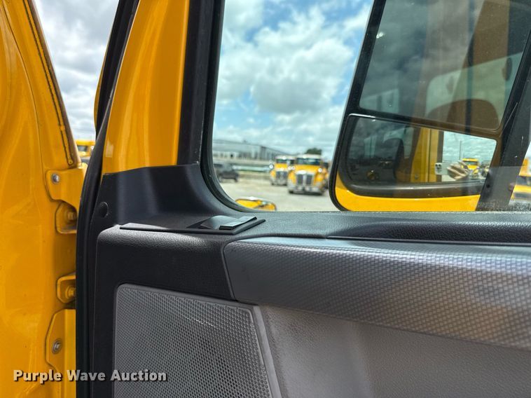 image for item EJ4832 2021 Freightliner Cascadia 126 semi truck