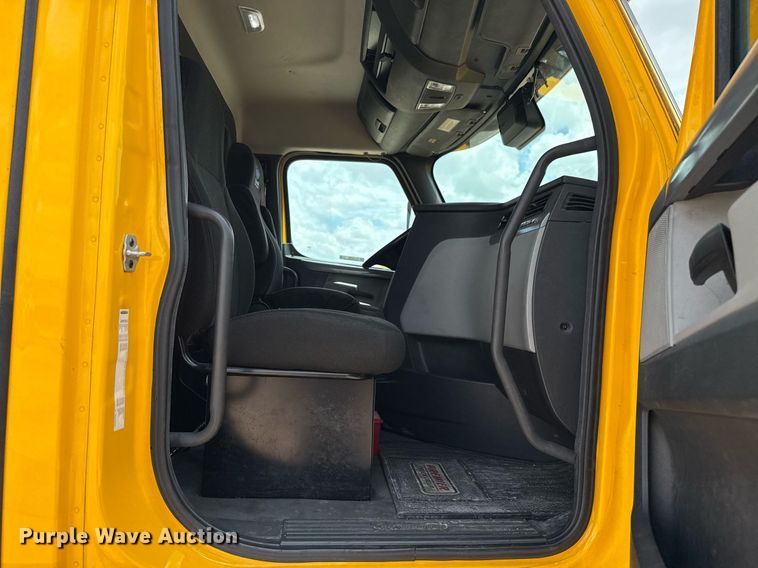 image for item EJ4832 2021 Freightliner Cascadia 126 semi truck