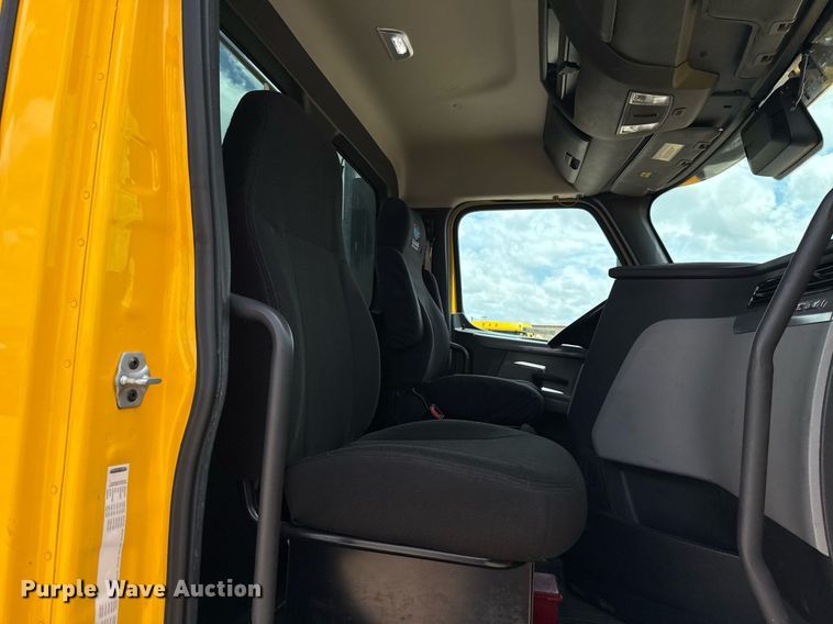 image for item EJ4832 2021 Freightliner Cascadia 126 semi truck