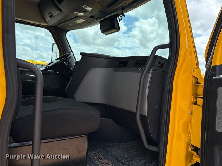 image for item EJ4832 2021 Freightliner Cascadia 126 semi truck