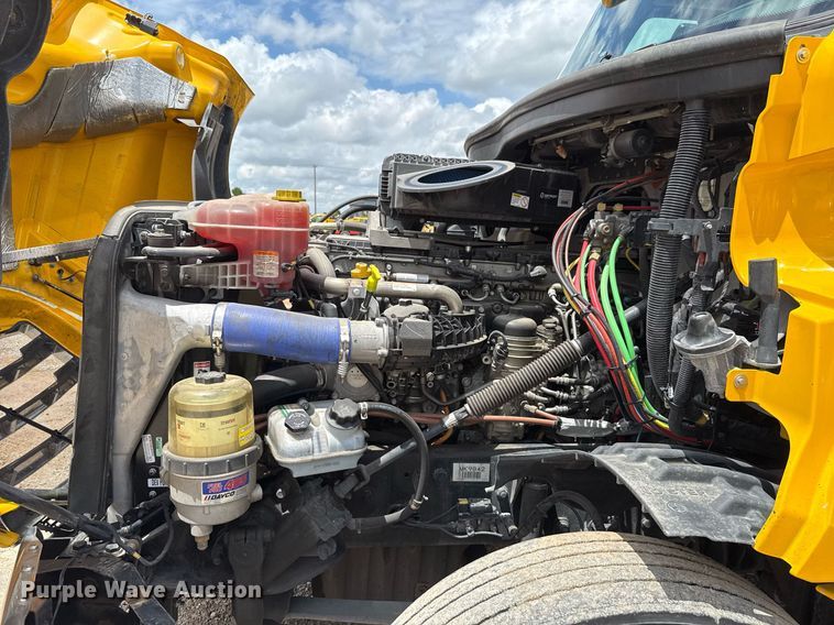 image for item EJ4832 2021 Freightliner Cascadia 126 semi truck