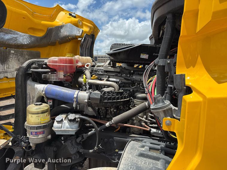 image for item EJ4832 2021 Freightliner Cascadia 126 semi truck