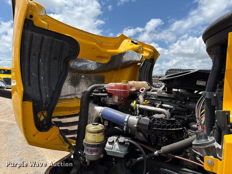 image for item EJ4832 2021 Freightliner Cascadia 126 semi truck