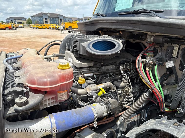 image for item EJ4832 2021 Freightliner Cascadia 126 semi truck