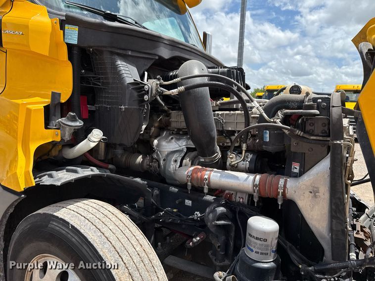 image for item EJ4832 2021 Freightliner Cascadia 126 semi truck