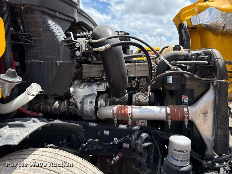 image for item EJ4832 2021 Freightliner Cascadia 126 semi truck