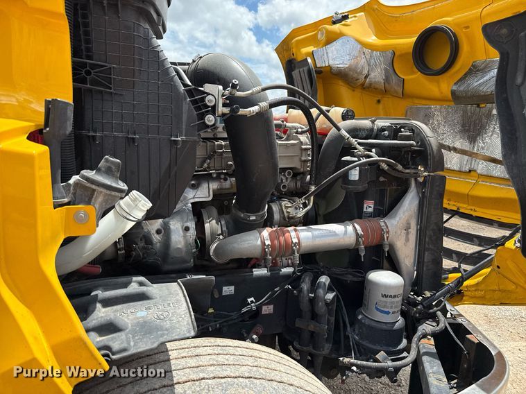 image for item EJ4832 2021 Freightliner Cascadia 126 semi truck