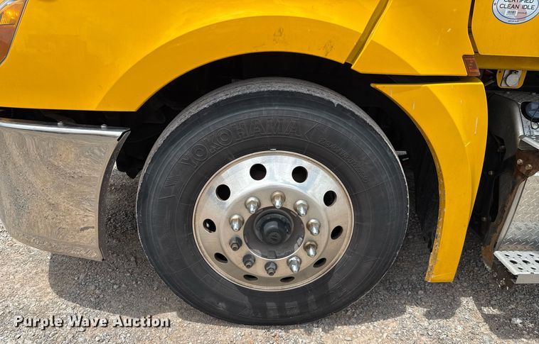 image for item EJ4832 2021 Freightliner Cascadia 126 semi truck