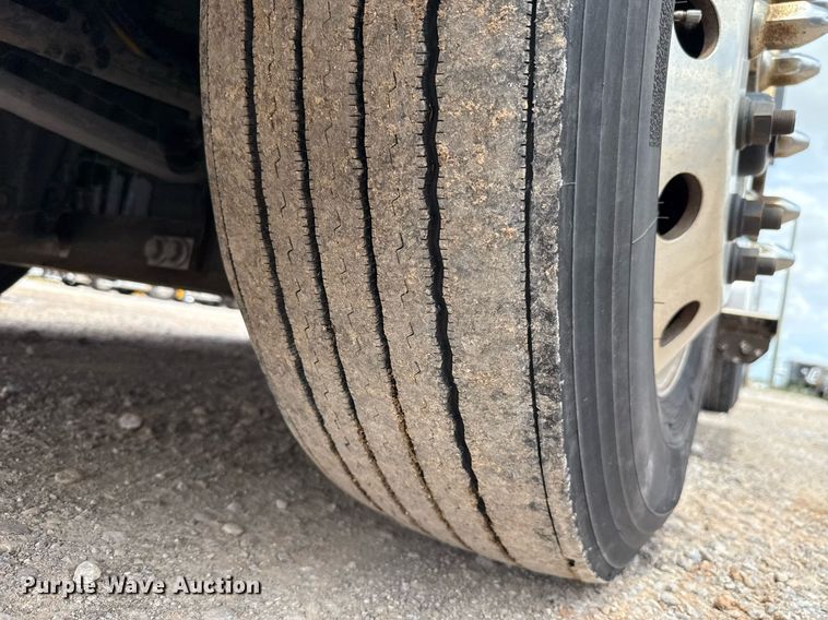 image for item EJ4832 2021 Freightliner Cascadia 126 semi truck