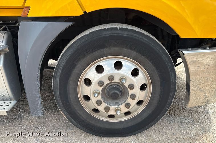 image for item EJ4832 2021 Freightliner Cascadia 126 semi truck