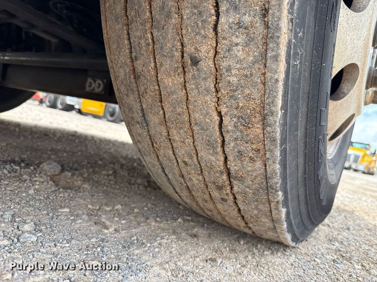 image for item EJ4832 2021 Freightliner Cascadia 126 semi truck