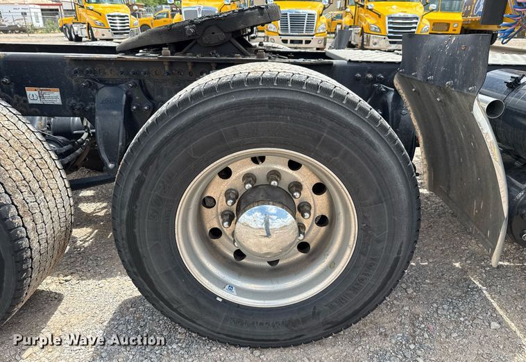 image for item EJ4832 2021 Freightliner Cascadia 126 semi truck
