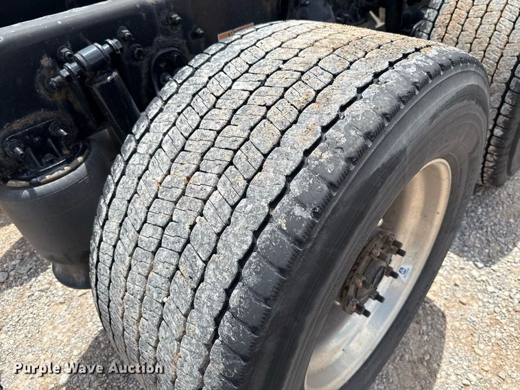 image for item EJ4832 2021 Freightliner Cascadia 126 semi truck