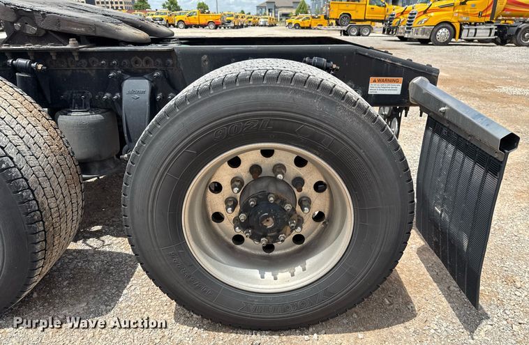 image for item EJ4832 2021 Freightliner Cascadia 126 semi truck