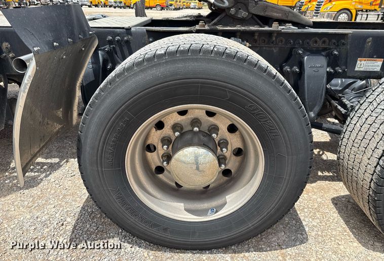 image for item EJ4832 2021 Freightliner Cascadia 126 semi truck