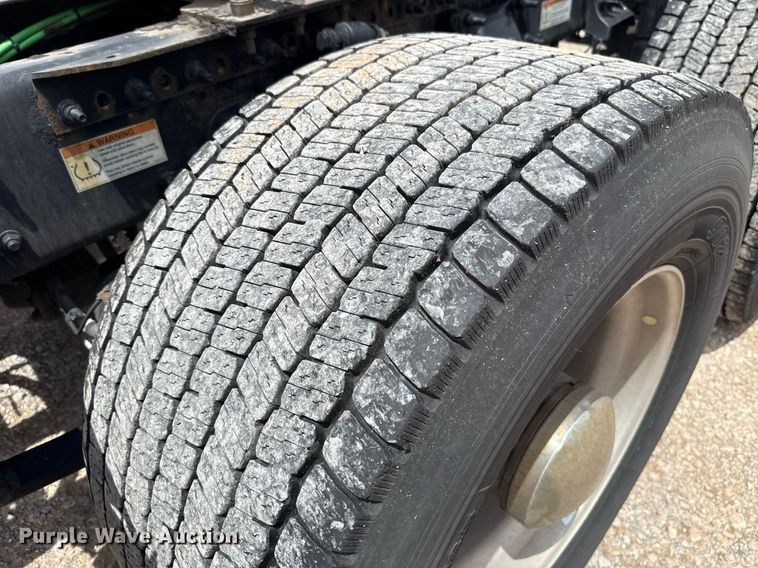 image for item EJ4832 2021 Freightliner Cascadia 126 semi truck