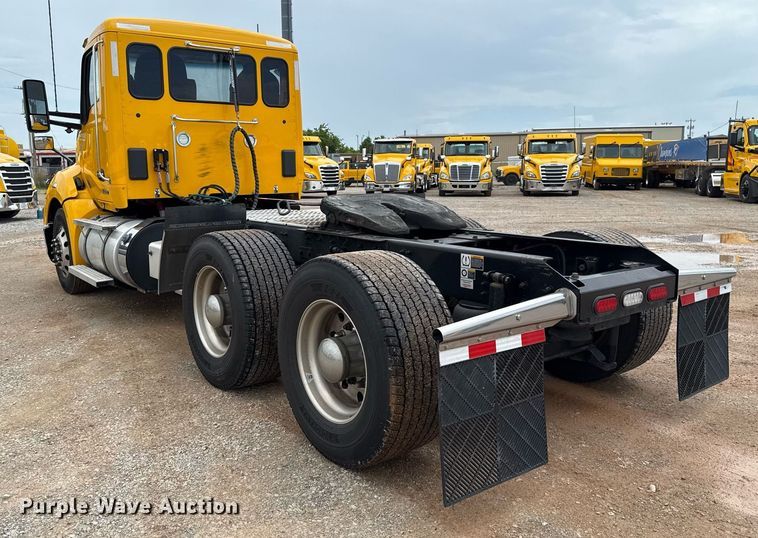 image for item EJ4833 2022 Kenworth T680 semi truck