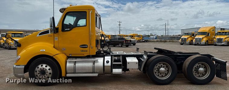 image for item EJ4833 2022 Kenworth T680 semi truck