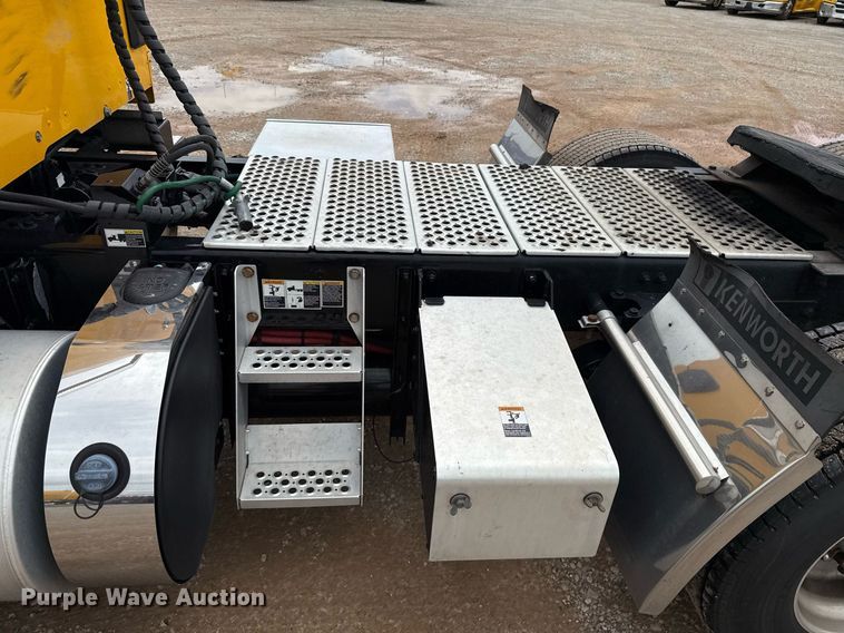 image for item EJ4833 2022 Kenworth T680 semi truck