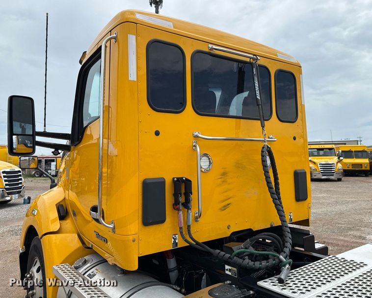 image for item EJ4833 2022 Kenworth T680 semi truck