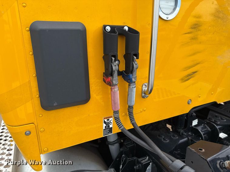 image for item EJ4833 2022 Kenworth T680 semi truck