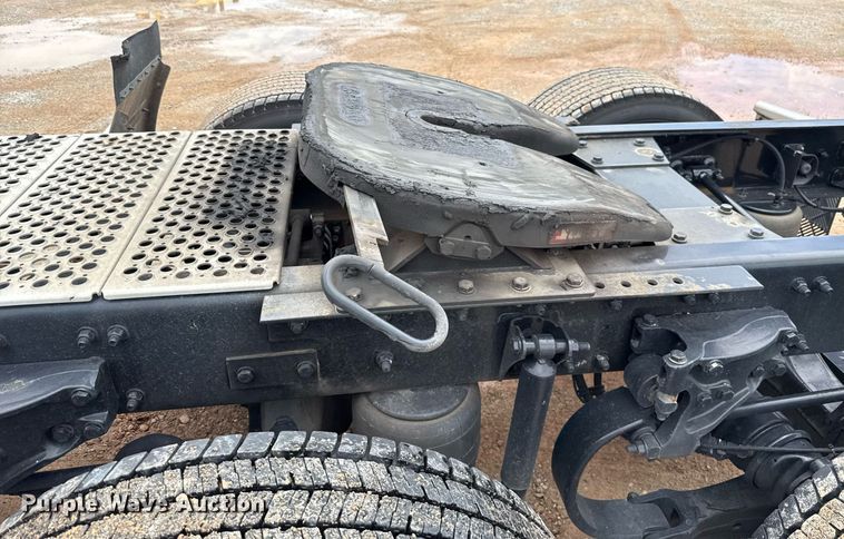 image for item EJ4833 2022 Kenworth T680 semi truck