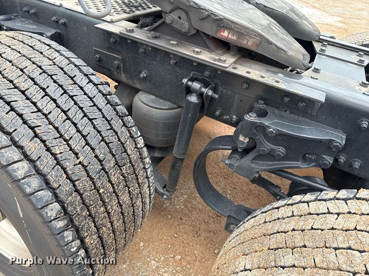 image for item EJ4833 2022 Kenworth T680 semi truck