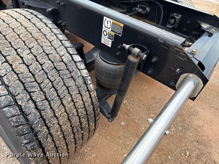 image for item EJ4833 2022 Kenworth T680 semi truck