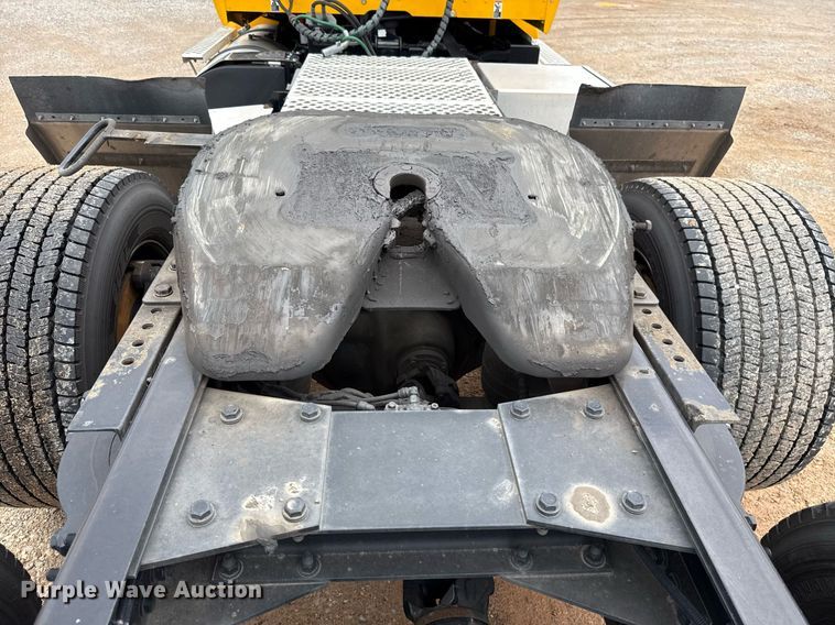 image for item EJ4833 2022 Kenworth T680 semi truck