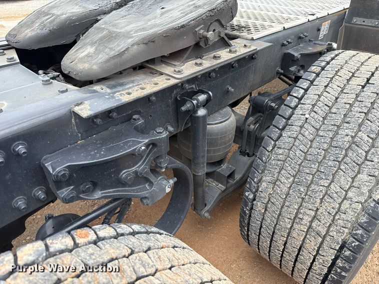 image for item EJ4833 2022 Kenworth T680 semi truck