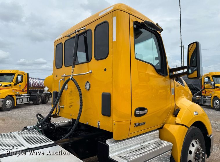 image for item EJ4833 2022 Kenworth T680 semi truck