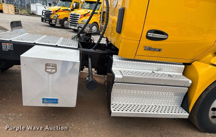 image for item EJ4833 2022 Kenworth T680 semi truck