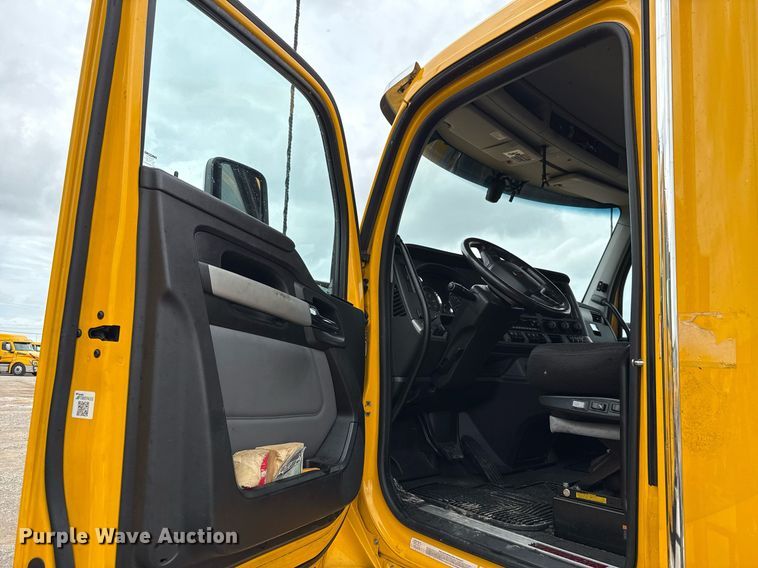 image for item EJ4833 2022 Kenworth T680 semi truck