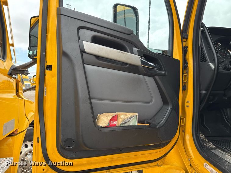 image for item EJ4833 2022 Kenworth T680 semi truck