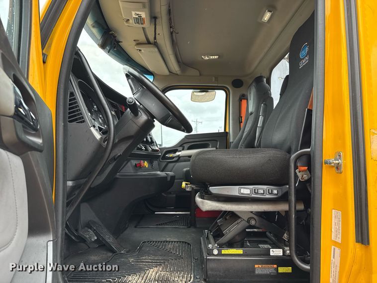 image for item EJ4833 2022 Kenworth T680 semi truck