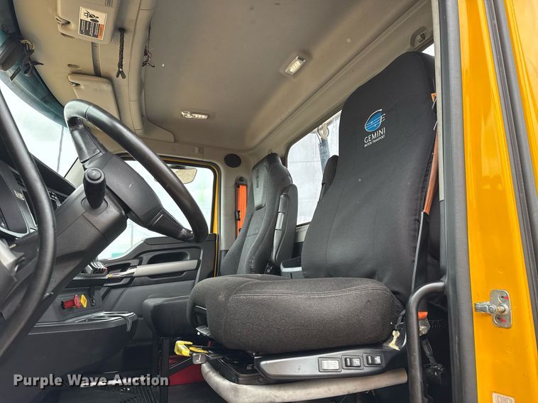 image for item EJ4833 2022 Kenworth T680 semi truck