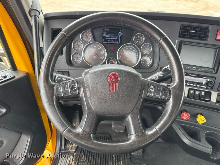 image for item EJ4833 2022 Kenworth T680 semi truck