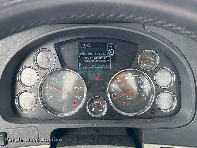 image for item EJ4833 2022 Kenworth T680 semi truck