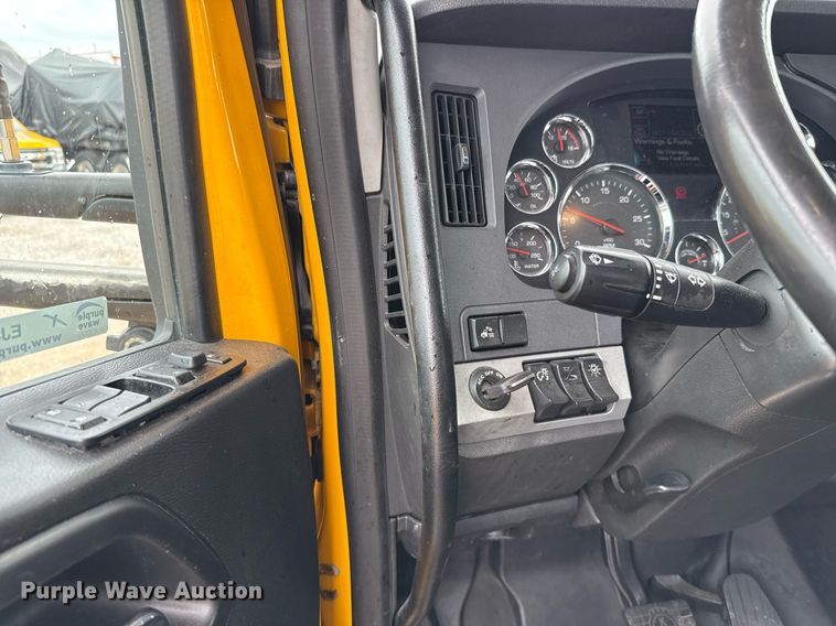 image for item EJ4833 2022 Kenworth T680 semi truck