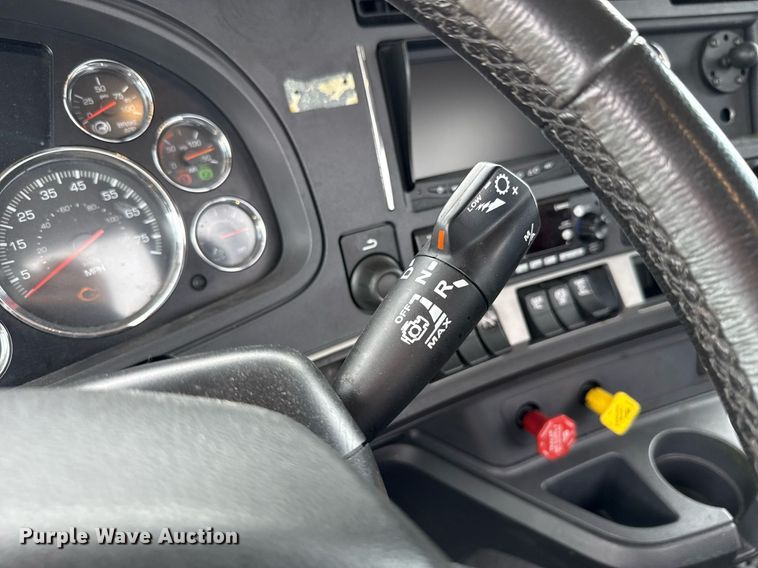 image for item EJ4833 2022 Kenworth T680 semi truck