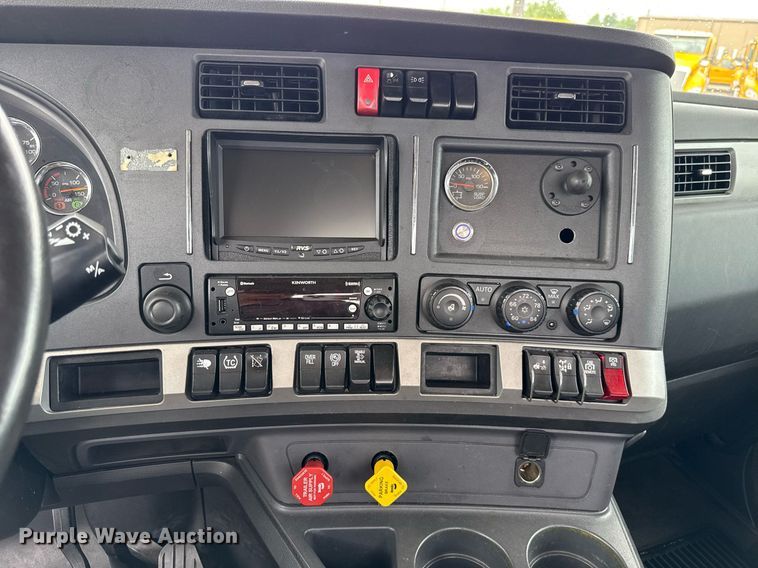 image for item EJ4833 2022 Kenworth T680 semi truck