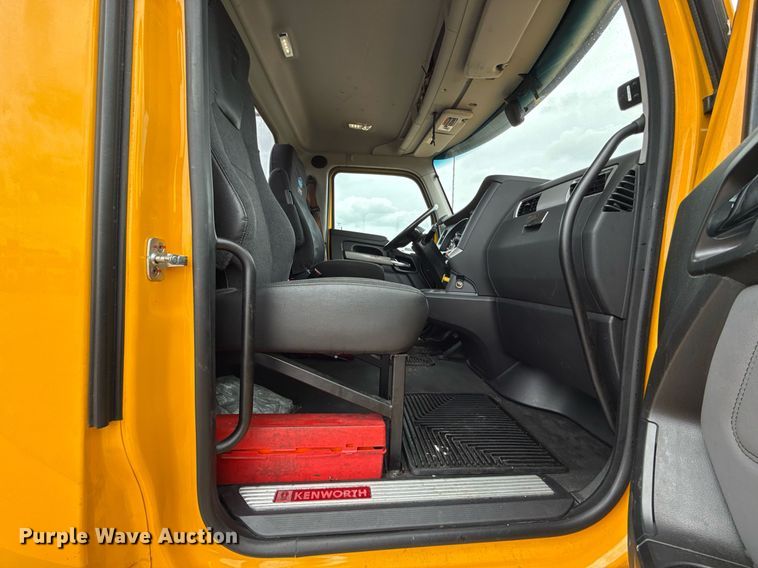 image for item EJ4833 2022 Kenworth T680 semi truck