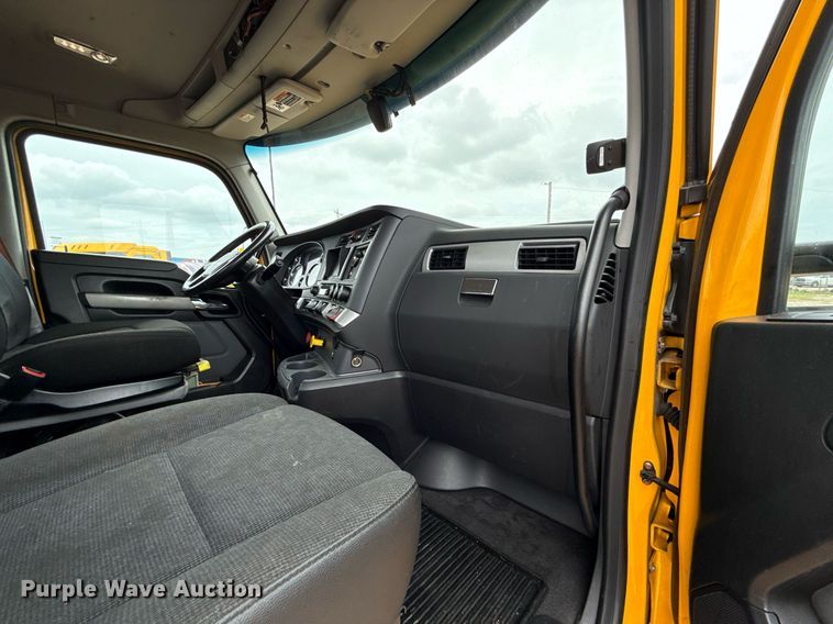 image for item EJ4833 2022 Kenworth T680 semi truck