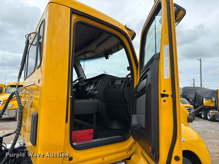 image for item EJ4833 2022 Kenworth T680 semi truck