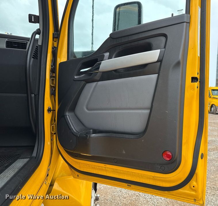 image for item EJ4833 2022 Kenworth T680 semi truck