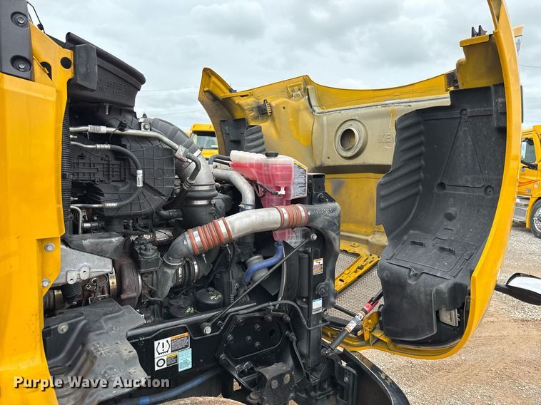 image for item EJ4833 2022 Kenworth T680 semi truck