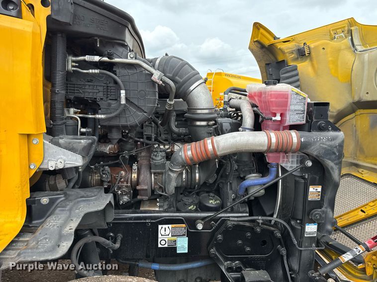 image for item EJ4833 2022 Kenworth T680 semi truck