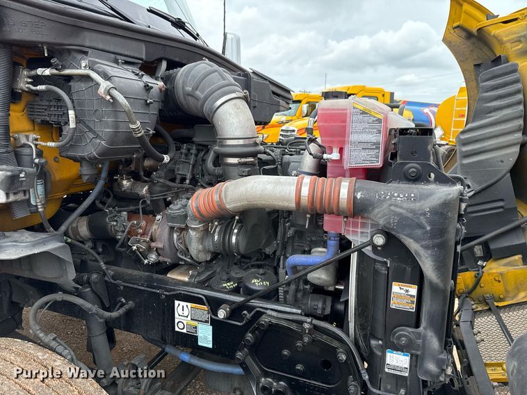 image for item EJ4833 2022 Kenworth T680 semi truck