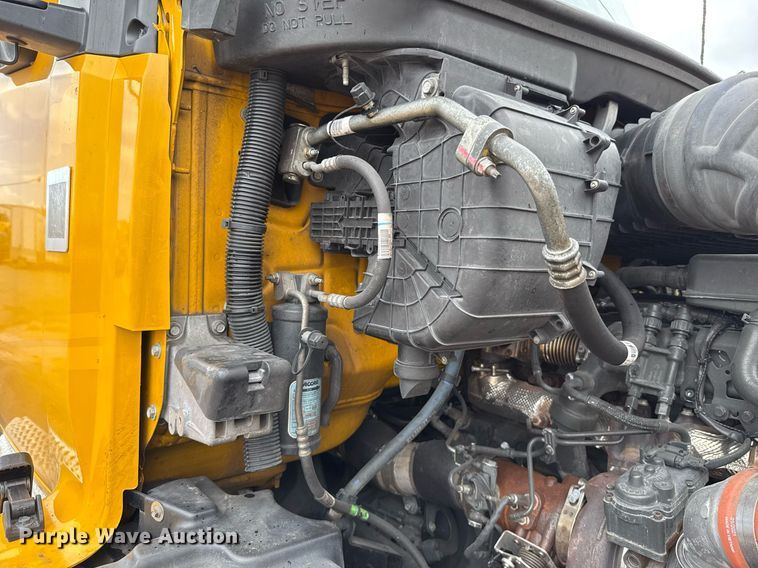 image for item EJ4833 2022 Kenworth T680 semi truck